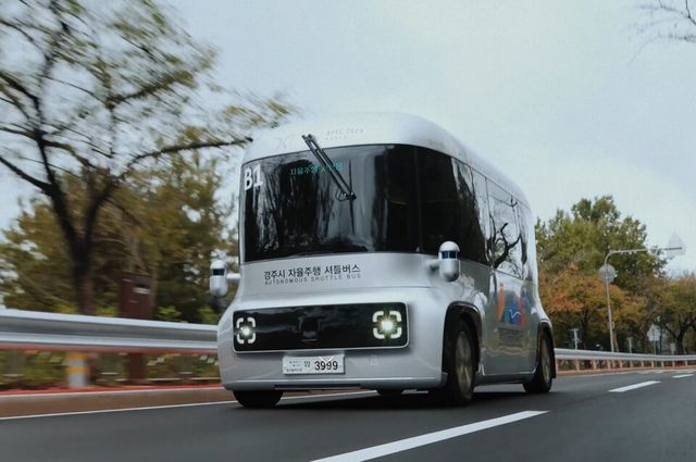 오토노머스에이투지 자율주행차 '로이'가 경주에서 운행 중이다.