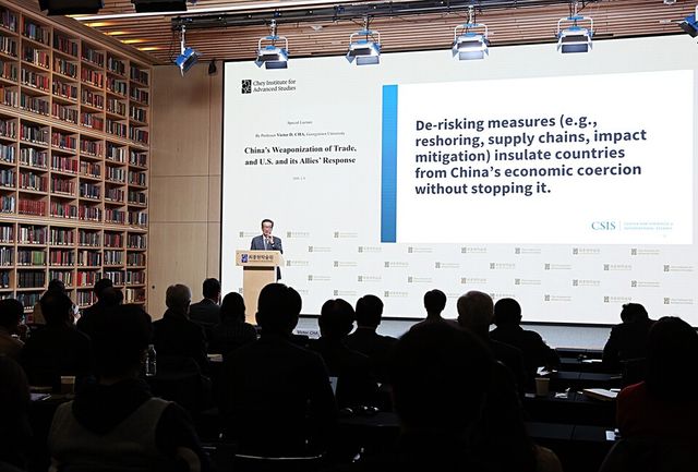 빅터 차 미국 전략국제문제연구소(CSIS) 지정학·외교정책 담당 소장이자 조지타운대 석좌교수는 지난 6일 서울 강남구 최종현학술원에서 열린 특별강연에서 최근 출간한 저서 '중국의 무역 무기화'를 소개했다.