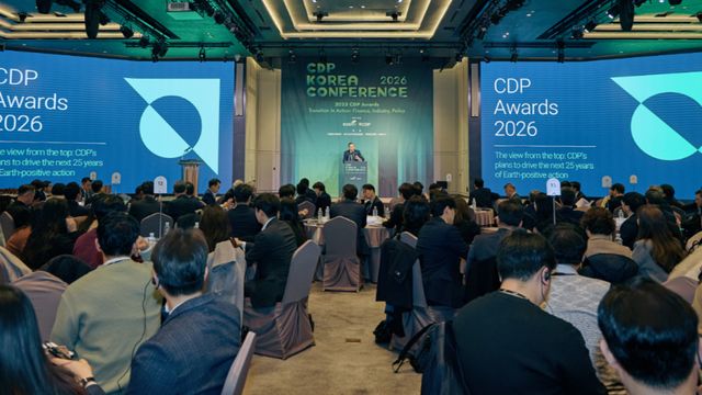 SK하이닉스가&nbsp; ‘2025 탄소정보공개프로젝트(CDP) Korea Awards’에서 기후변화 부문 ‘명예의 전당’에 선정되고, 물 경영 부문에서는 ‘최우수상’을 수상했다.