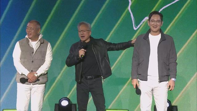 지난 30일 오후 엔비디아 그래픽카드(GPU) ‘지포스’의 한국 출시 25주년을 기념하는 게이머 페스티벌 무대에 젠슨 황 엔비디아 최고경영자(CEO)와 이재용 삼성전자 회장 및 정의선 현대차그룹 회장이 함께 올랐다. (출처 : 엔비디아)