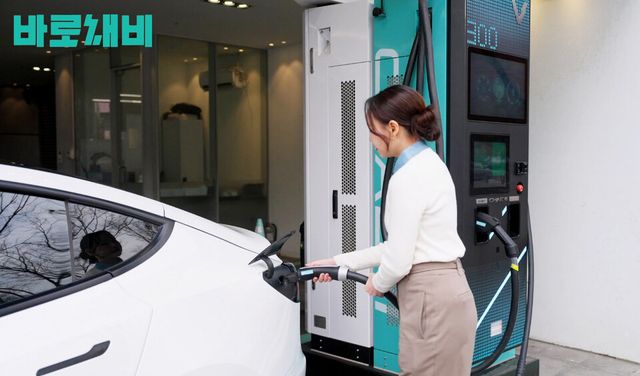 테슬라 이용자가 채비(CHAEVI) 3세대 급속 충전기 슈퍼소닉에서 충전하는 모습