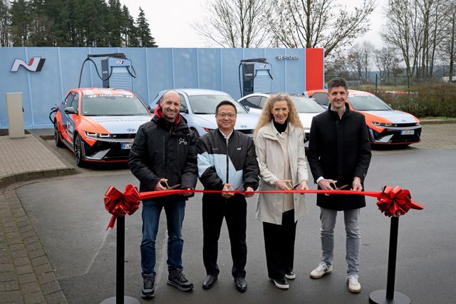 (사진1) 왼쪽부터 잉고 뵈더(Ingo Böder) 뉘르부르크링 CEO, 박준우 현대차 N매니지먼트실장(상무), 아넷 페이(Annette Feyh) 현대차 독일법인 브랜드 경험 및 스포츠마케팅 팀장, 귀도 겔렌(Guido Gehlen) 현대 커넥티드 모빌리티 유한회사 커넥티드카 서비스 및 차징 디렉터가 ‘뉘르부르크링 N 급속 충전소’ 개소식에서 기념 촬영하고 있다.