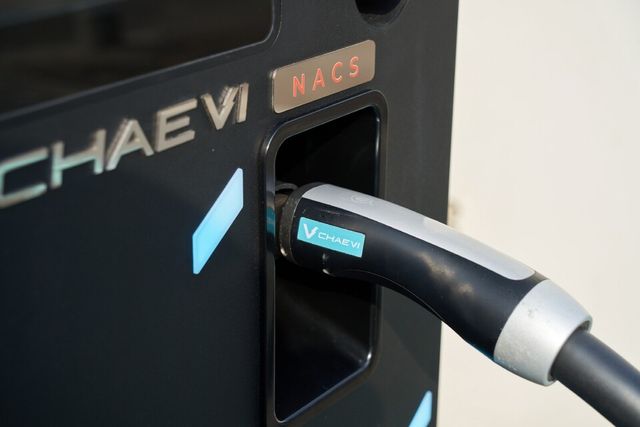 NACS 커넥터가 장착돼 테슬라 차량도 편리하게 충전 가능한 채비 3세대 급속 충전기 슈퍼소닉(SuperSonic)