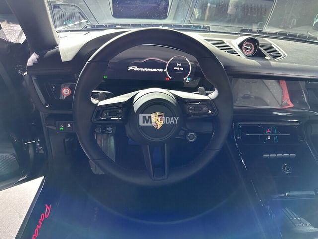 포르쉐 파나메라 레드 익스클루시브