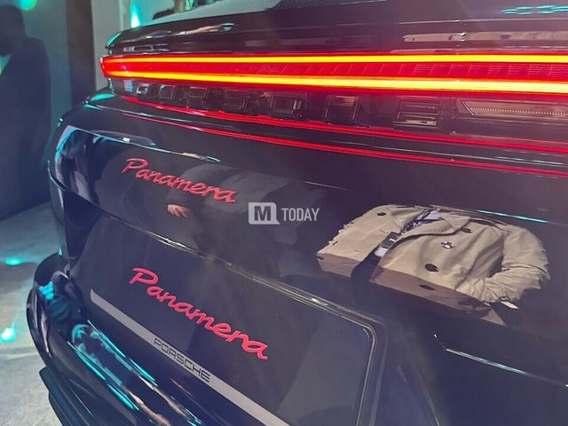 포르쉐 파나메라 레드 익스클루시브