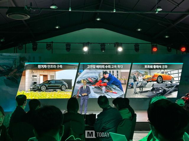 포르쉐 코리아 2026 신년간담회에서 2026년 전략을 발표하고 있다.&nbsp;