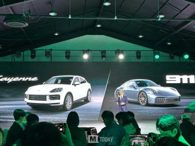 포르쉐 코리아 2026 신년간담회에서 올 하반기 출시할 카이엔 일렉트릭, 포르쉐911을 발표하고 있다.