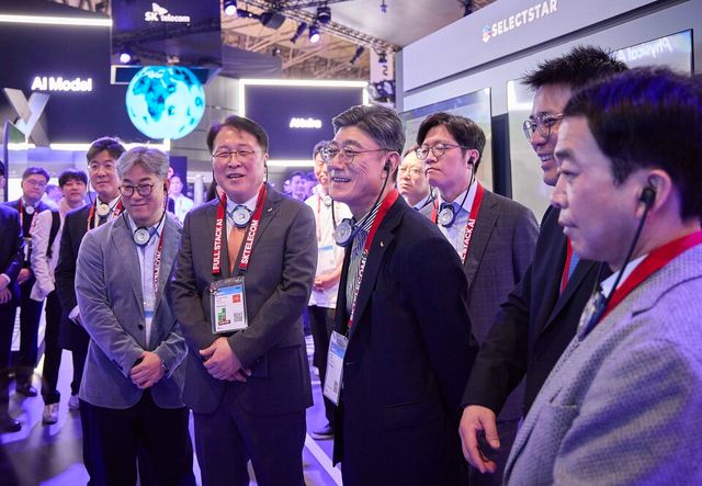 MWC2026서 부스 투어 중인 정재헌 CEO