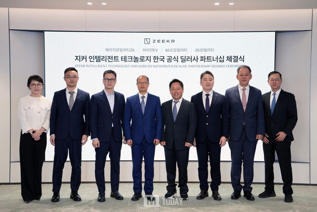 지리 홀딩 그룹(Geely Holding Group)의 프리미엄 전동화 모빌리티 브랜드 지커(Zeekr)가 한국 시장 내 차량 판매 및 서비스를 담당할 파트너사 에이치모빌리티ZK, 아이언EV, KCC모빌리티, ZK모빌리티와 딜러 계약을 체결했다.