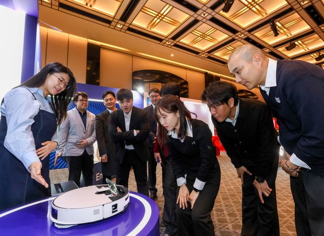 20일 그랜드 하얏트 서울 호텔에서 열린 주한미국상공회의소(AMCHAM, 암참) 연례행사에서 삼성전자 직원이 참석자들에게 2026년형 '비스포크 AI 스팀'의 특장점을 소개하고 있다.