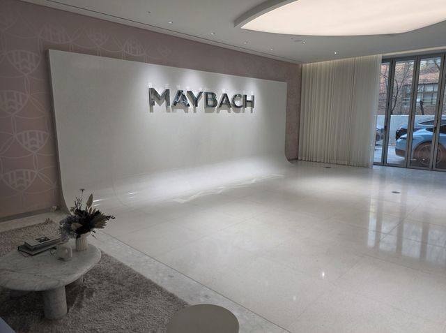 지난해 7월 문을 연 마이바흐 브랜드센터 서울은 마이바흐 차량 쇼핑과 구매는 물론, 고객 맞춤형(마누팍투어) 상담과 애프터서비스(AS)까지 종합적으로 제공하는 메르세데스-마이바흐의 전 세계 첫 번째 전용 전시 공간이다.