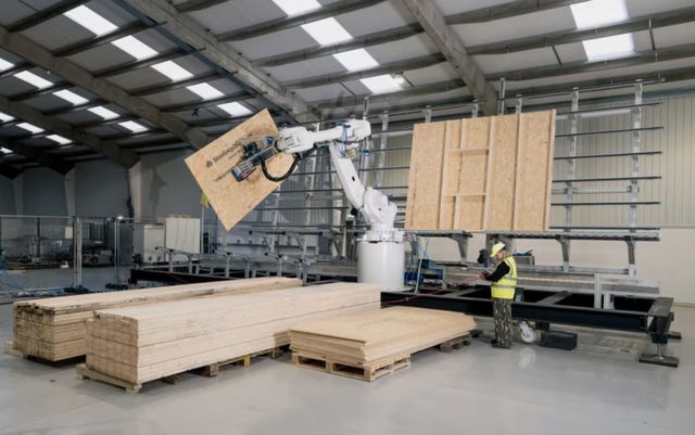 영국의 기술업체 오토메이티드 아키텍처(AUAR)가 최근 주택의 목재 골조, 즉 벽,&nbsp;바닥, 지붕을 생산할 수 있는 이동식 소형 공장을 선보였다.&nbsp;