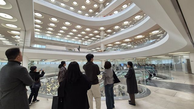 한국앤컴퍼니그룹이 한국실내디자인학회 소속 국내 주요 건축 관련 교수진 약 10명을 대상으로 한국테크노돔(Hankook Technodome)과 테크노플렉스(Technoplex) 투어를 진행했다.