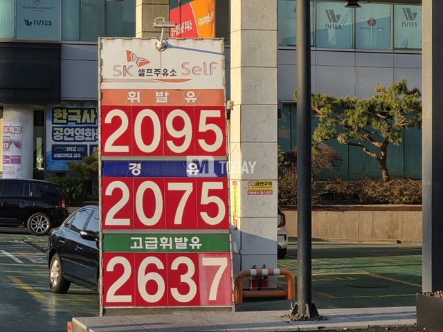 서울시내 한 주유소에서 판매중인 휘발유, 경유 가격이 2천 원을 넘었다.(사진:엠투데이)