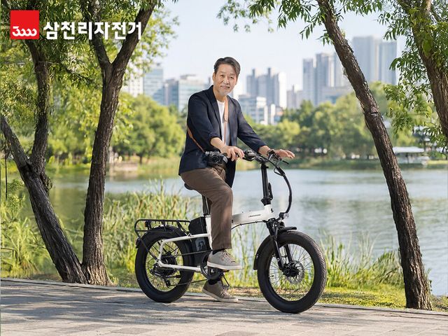 시니어 이용자가 삼천리자전거 ‘팬텀 폴라리스 2.0’로 라이딩을 즐기는 모습