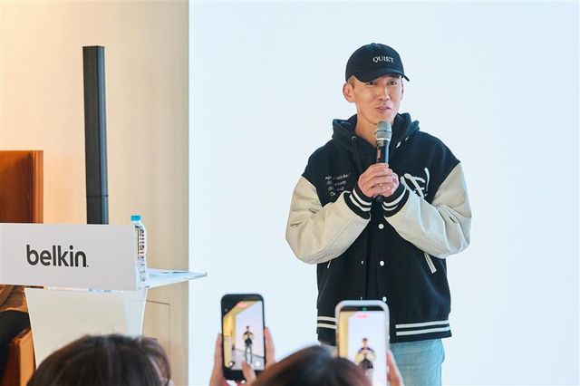 가수 ‘션’이 벨킨 팝업스토어 ‘Fuel Your Galaxy S26’를 방문해 벨킨 제품 사용 경험을 공유하고 있다.