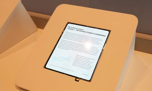 삼성디스플레이가 지난 1월 2026CES에서 공개한 접이식 OLED 패널