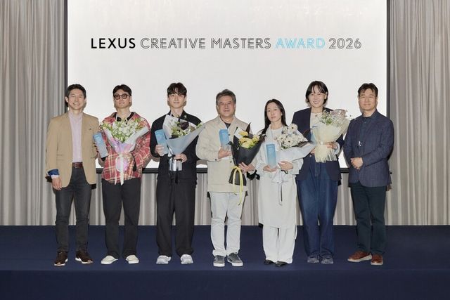 ‘렉서스 크리에이티브 마스터즈 어워드 2026’ 수상자 단체 사진 (왼쪽부터 이병진 렉서스코리아 부사장, 파이널리스트 이창희, 파이널리스트 서진혁, 위너 이지우, 파이널리스트 김예지, 파이널리스트 박지은, 김형준 렉서스코리아 이사)
