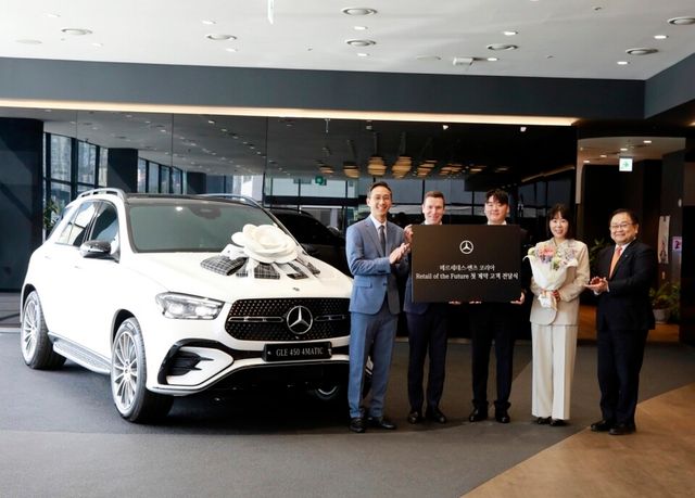 메르세데스-벤츠 코리아, ‘리테일 오브 더 퓨처’ 전환 후 국내 첫 계약 고객 차량 인도식 개최