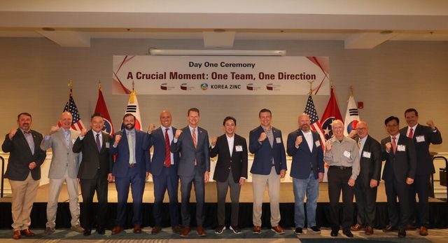 고려아연이 미국 내 통합 제련소 건설 프로젝트인 '프로젝트 크루서블'의 첫걸음을 알리는 공식 기념식을 개최했다. 최윤범 고려아연 회장(사진 가운데)이 회사 및 미국 현지 관계자들과 기념촬영을 하고 있다.