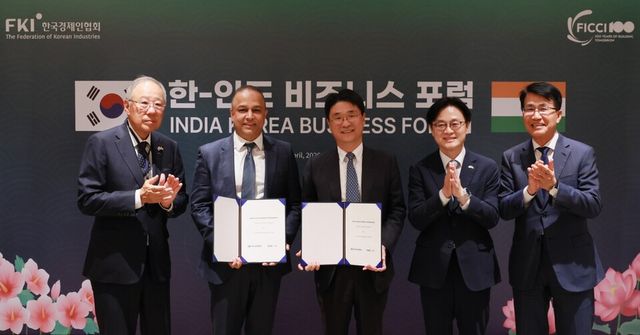(왼쪽부터) 한국경제인연합회 류진 회장, TVS 전략 담당 샤라드 모한 미쉬라(Sharad Mohan Mishra) 사장, 현대차 경영전략담당 고중선 전무, 산업통상자원부 김정관 장관, 현대차 전략기획실장 김동욱 부사장이 한-인도 비즈니스 포럼에서 기념 촬영을 하는 모습
