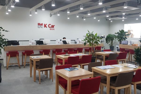 KG그룹이 중고차 플랫폼 K Car를 유통 부문은 KG스틸이, 금융부문은 LG이니시스가 분리 인수한다.