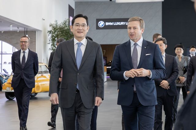 삼성 이재용회장과 BMW그룹 올리버 집세회장(이미지 제공: 삼성전자)