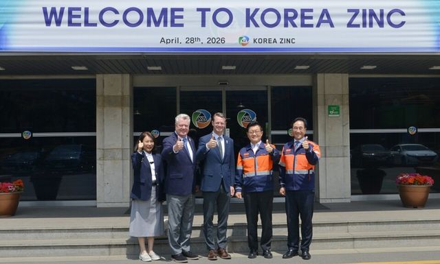(왼쪽 세번째부터)스튜어트 맥워터(Stuart C. McWhorter) 테네시주 부지사, 김승현 고려아연 온산제련소장, 김기준 고려아연 부사장이 온산제련소에서 기념촬영을 하고 있다(사진=고려아연)