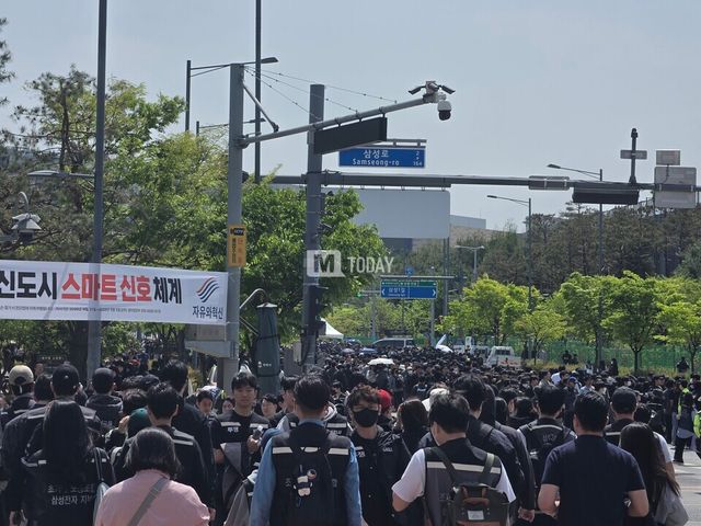 삼성전자 노동조합이 23일 경기 평택캠퍼스 인근에서 ‘4·23 투쟁 결의대회’에 참여하기 위해 모이고 있다.