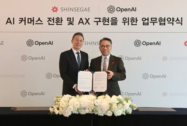 김경훈 오픈AI 코리아 총괄 대표(왼쪽)와 임영록 신세계그룹 경영전략실장(사장)이 MOU 체결 기념사진 촬영을 하고 있다. (사진: 오픈AI)