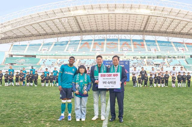 가운데 왼쪽부터 안산그리너스FC 가브리엘 리마 선수, 빽다방 안산반달섬점 차경미 점주, 빽다방 운영사업부 김장우 이사, 김정택 안산그리너스FC 단장(제공:더본코리아)
