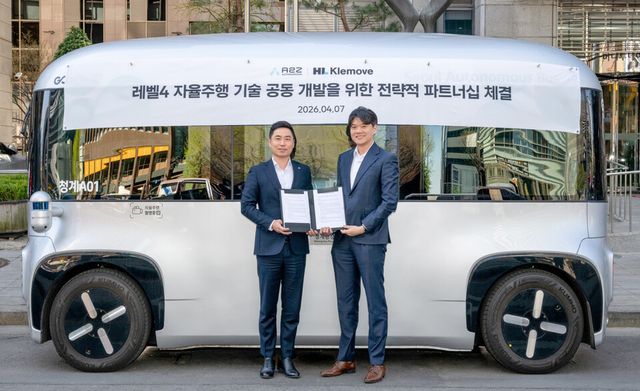 오토노머스에이투지xHL클레무브 파트너십 체결(한지형 오토노머스에이투지 대표(좌), 이윤행 HL클레무브 사장)
