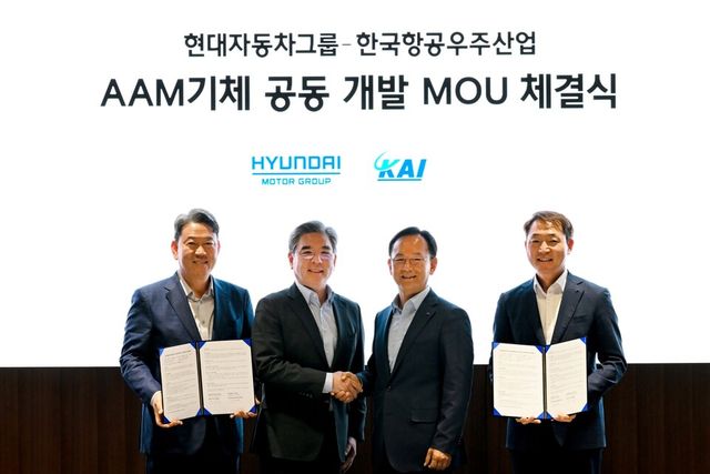 (왼쪽부터)현대차·기아 기획조정담당 서강현 사장, 현대차그룹 장재훈 부회장, KAI 김종출 사장, KAI 고정익사업부문장 차재병 부사장