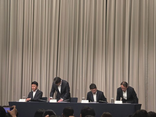 기자회견에서&nbsp; ‘탱크 데이’ 마케팅 논란에 대한 자체 조사 결과를 발표하는 신세계그룹 실무진들(사진: 이세민 기자)