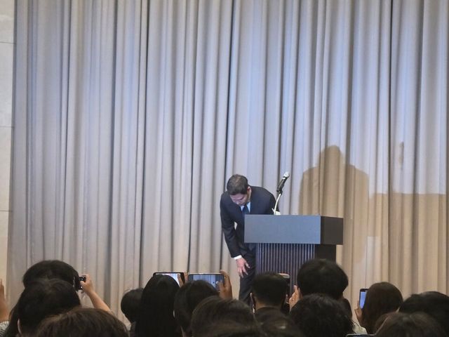  대국민 사과 기자회견에서 정용진 신세계그룹 회장이 고개를 숙이고 있다(사진:이세민 기자)
