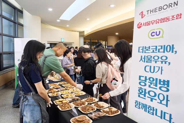 국제 당원병 심포지엄에서 더본코리아가 희귀질환 당원병 환우를 위해 제품화한 쿠키 3종을 선보이는 모습