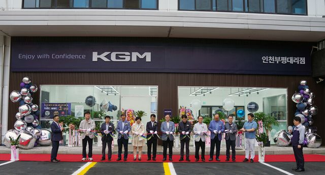 지난&nbsp;27일&nbsp;KGM&nbsp;부평서비스센터 내 인천부평대리점에서 열린 ‘3S&nbsp;복합 대리점’ 개소식에서&nbsp;KGM&nbsp;권교원 사업부문장(왼쪽 여섯 번째)과 인천부평대리점 김명철 대표(왼쪽 다섯 번째)를 비롯한 참석자들이 테이프 커팅을 하고 있다.