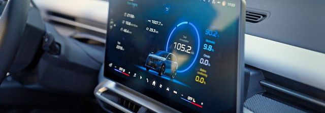 헝가리 BMW 그룹 데브레친 공장에서 독일 뮌헨 BMW 벨트까지 1007.7km 달린 더 뉴 BMW iX3 50 xDrive의 기록을 나타내는 중앙 디스플레이
