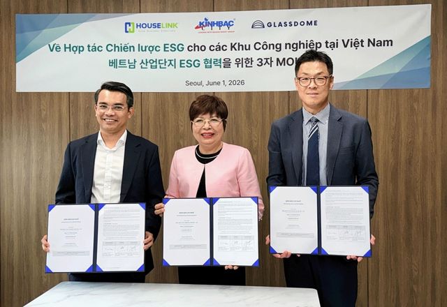 (사진 왼쪽부터)응우옌 탄 롱 하우스링크 대표, 응우옌 티 투 흐엉 KBC 대표, 함진기 글래스돔 대표가 지난 1일 글래스돔 서울지사에서 베트남 산업단지의 탄소 규제 대응 및 ESG 전환을 위한 3자 업무협약(MOU)을 체결하고 기념 촬영을 하고 있다.(사진 제공=글래스돔)