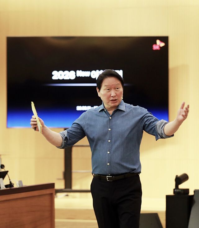 최태원 SK그룹회장이 “360도 전방위로, 전속력으로 AI 전환에 돌입해야 한다”며 그룹 경영진과 구성원의 신속한 실행을 주문했다.