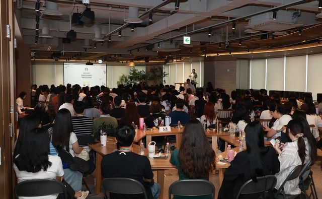 탱크데이 논란을 빚은 스타벅스코리아가 본사와 매장 모든 직원을 대상으로 역사 인식을 높이고 사회적 감수성을 함양하는 교육을 진행한다.