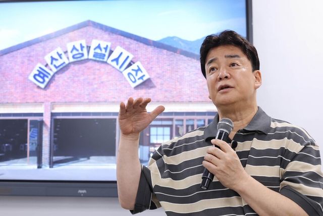 ‘더본코리아 ESG 상생프로젝트 예산 지역개발 미디어 간담회’에서 발표를 하는 백종원 대표