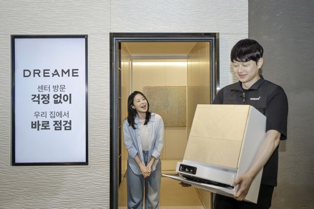 드리미 전문 엔지니어가 고객 가정을 방문해 로봇청소기 X60 울트라 제품을 직접 회수하고 있다