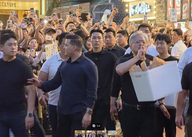 &nbsp;5일 서울 마포구 홍익대 인근에서 시민들에게 스낵 제품 ‘HBM칩스’를 시민들에게 나눠주는 엔비디아 젠슨황CEO