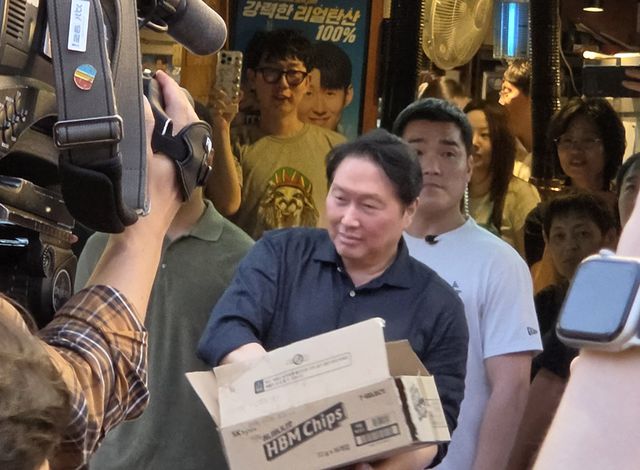 젠슨황 CEO와 함께 HBM칩스를 나눠주는 최태원 SK회장