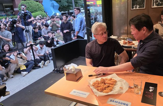 7일 서울 삼성동에서 젠슨 황CEO와 최태원 SK그룹 회장이 저녁 식사 회동을 가졌다.