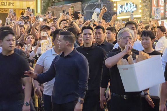 &nbsp;5일 서울 마포구 홍익대 인근에서 시민들에게 스낵 제품 ‘HBM칩스’를 시민들에게 나눠주는 엔비디아 젠슨황CEO