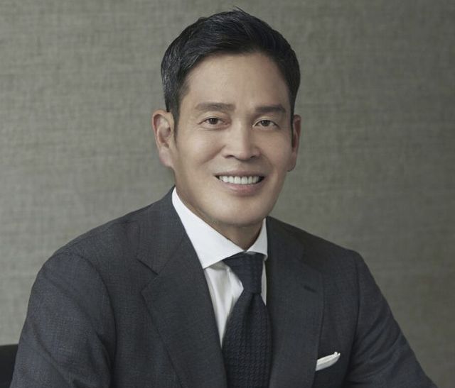 정용진 신세계그룹 회장이 그룹의 핵심 계열사인 이마트와 신세계프라퍼티의 대표이사를 직접 맡는다.&nbsp;