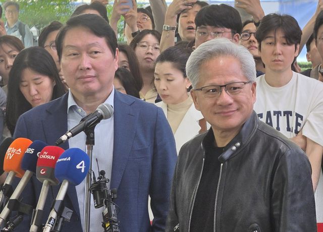 SK하이닉스가 엔비디아와 글로벌 AI 팩토리 구축에 필요한 차세대 메모리를 공동 개발하고, 반도체 설계 및 제조를 가속화하는 장기 기술 파트너십을 강화한다.(이미지: 8일 SK서린빌딩에서 가진 언론 브리핑 SK그룹 최태원회장, 엔비디아 젠슨 황CEO)&nbsp;