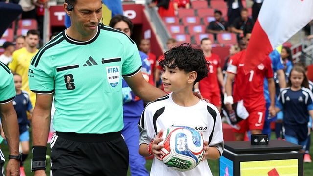 2026 FIFA 북중미 월드컵 OMBC 어린이가 공인구를 들고 심판과 함께 경기장에 입장하고 있는 모습